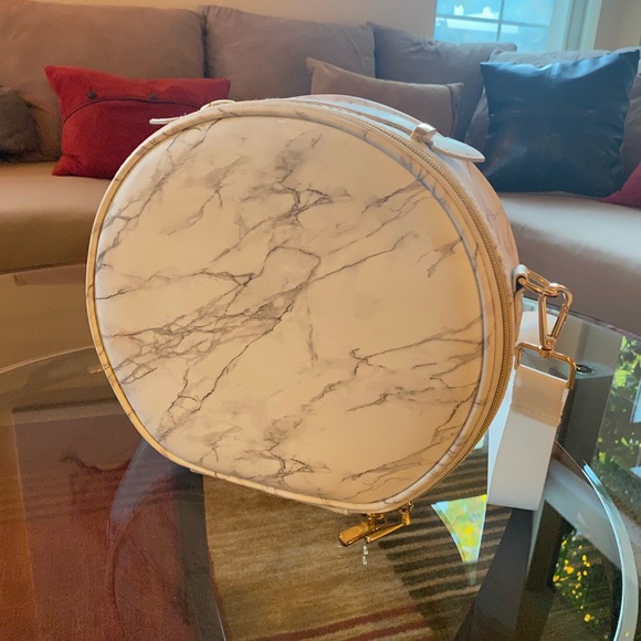 Beautiful marbled make up travel case - Picture 7 of 11